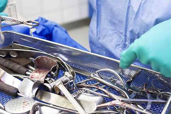 Use ultrasonic cleaner to clean laboratory supplies